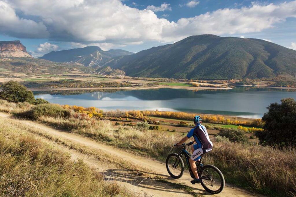 Ruta en bicicleta por los Pirineos al lado del lago