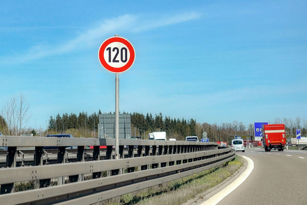 Señal de tráfico con límite de velocidad a 120 km/h en autopista