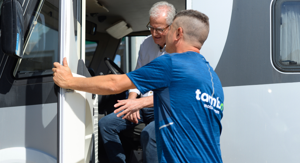 consejos-practicos-para-alquilar-autocaravana-con-ayuda-de-tamboo-motorhome Imagen en la que se refleja como un experto en autocaravanas ayuda a un cliente